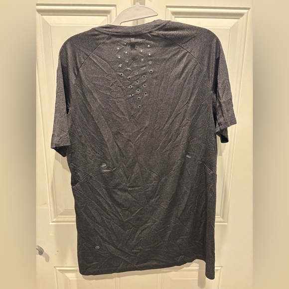 Lululemon Textured Training Short Sleeve Shirt in Heathered Black m - Picture 4 of 4